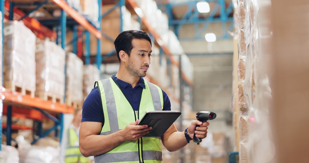 recrutement transport et logistique un interimaire scan des palettes